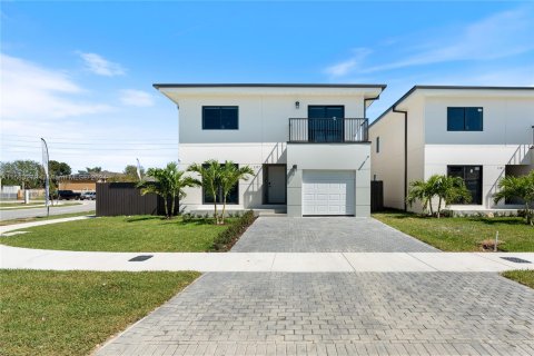 House in Florida City, Florida 5 bedrooms № 1162286 - photo 1