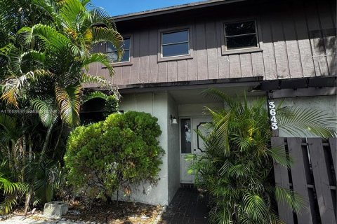 Townhouse in Miramar, Florida 3 bedrooms, 120.77 sq.m. № 1385945 - photo 2