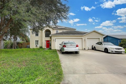 House in Port St. Lucie, Florida 4 bedrooms, 207.08 sq.m. № 1385947 - photo 1