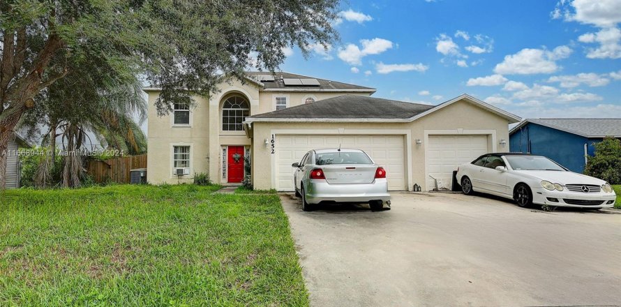 House in Port St. Lucie, Florida 4 bedrooms, 207.08 sq.m. № 1385947