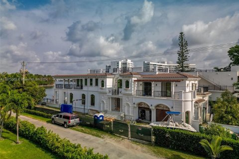 Villa ou maison à vendre à Surfside, Floride: 6 chambres, 696.77 m2 № 1394265 - photo 2