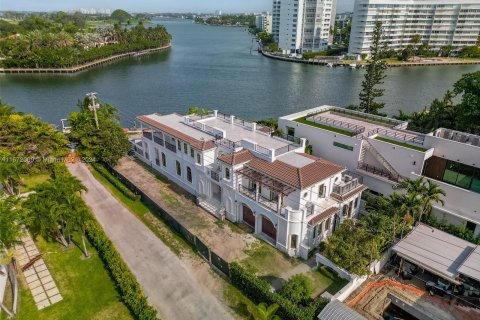 Villa ou maison à vendre à Surfside, Floride: 6 chambres, 696.77 m2 № 1394265 - photo 1