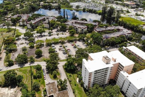 Condo in Lauderhill, Florida, 1 bedroom  № 1394263 - photo 1