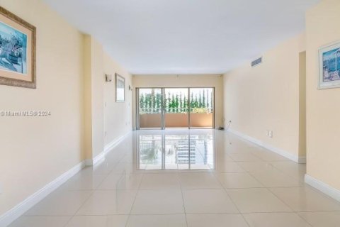 Condo in Hallandale Beach, Florida, 2 bedrooms  № 1394306 - photo 2