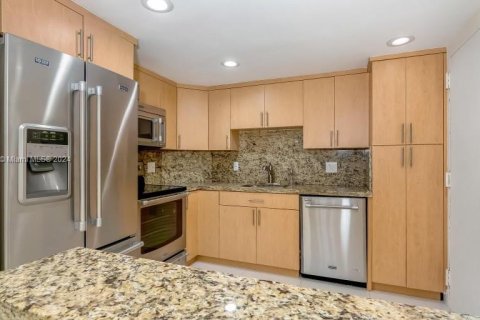 Condo in Hallandale Beach, Florida, 2 bedrooms  № 1394306 - photo 1