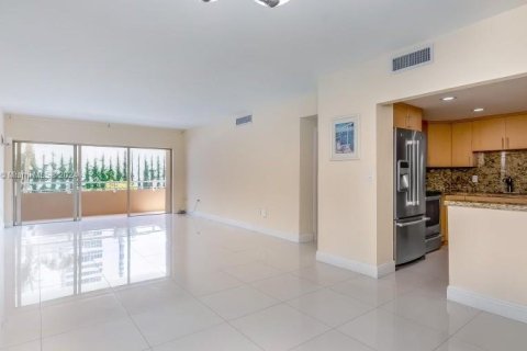 Condo in Hallandale Beach, Florida, 2 bedrooms  № 1394306 - photo 9