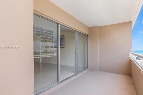 Condo in Hallandale Beach, Florida, 2 bedrooms  № 1394306 - photo 8