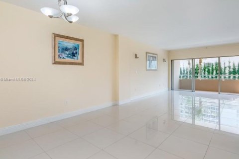 Condo in Hallandale Beach, Florida, 2 bedrooms  № 1394306 - photo 10