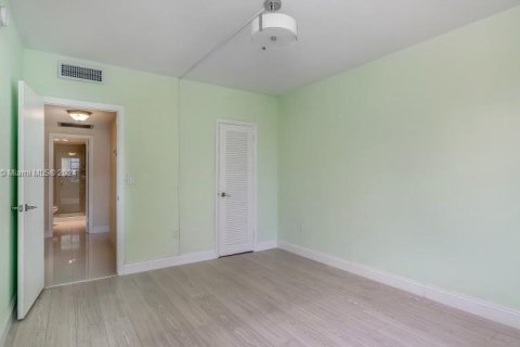 Condo in Hallandale Beach, Florida, 2 bedrooms  № 1394306 - photo 12