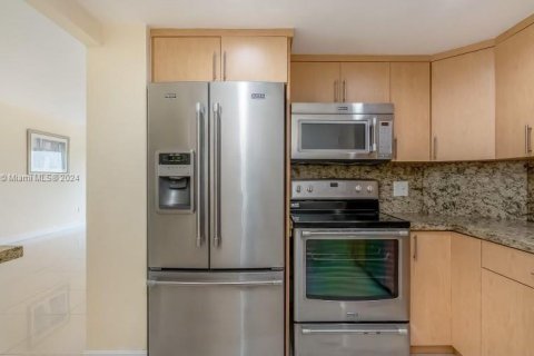 Condo in Hallandale Beach, Florida, 2 bedrooms  № 1394306 - photo 16