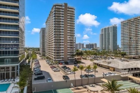 Condo in Hallandale Beach, Florida, 2 bedrooms  № 1394306 - photo 5