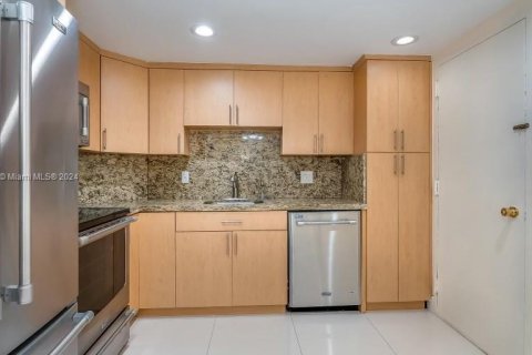 Condo in Hallandale Beach, Florida, 2 bedrooms  № 1394306 - photo 21