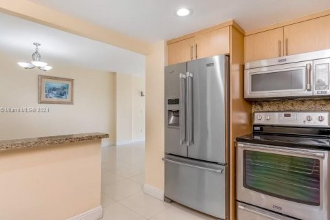 Condo in Hallandale Beach, Florida, 2 bedrooms  № 1394306 - photo 15