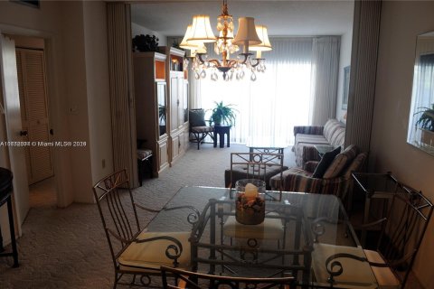 Condo in Hallandale Beach, Florida, 1 bedroom  № 1394305 - photo 11