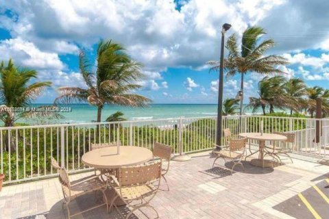 Condo in Hallandale Beach, Florida, 1 bedroom  № 1394305 - photo 4