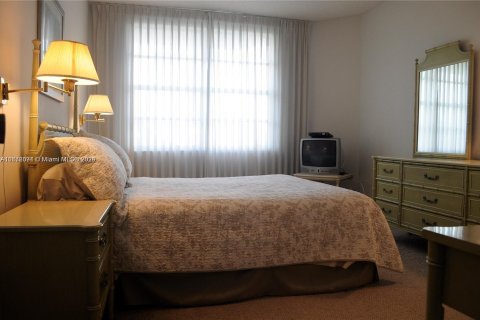 Condo in Hallandale Beach, Florida, 1 bedroom  № 1394305 - photo 2