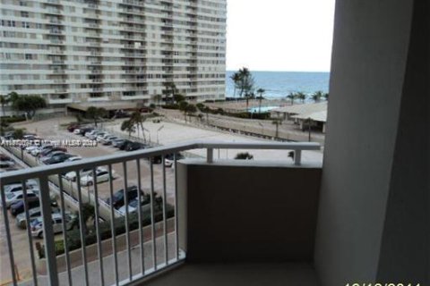 Condo in Hallandale Beach, Florida, 1 bedroom  № 1394305 - photo 12