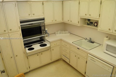 Condo in Hallandale Beach, Florida, 1 bedroom  № 1394305 - photo 16