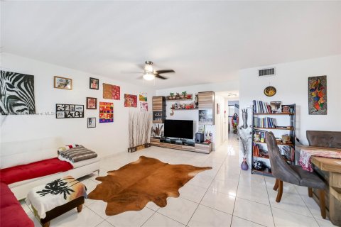 Condominio en venta en Hallandale Beach, Florida, 2 dormitorios, 92.9 m2 № 1049429 - foto 1
