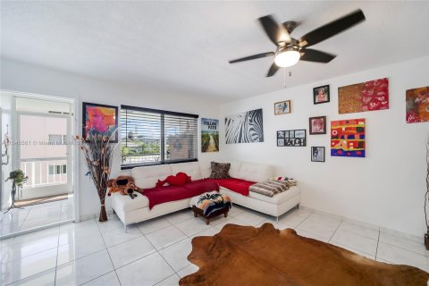 Condominio en venta en Hallandale Beach, Florida, 2 dormitorios, 92.9 m2 № 1049429 - foto 12