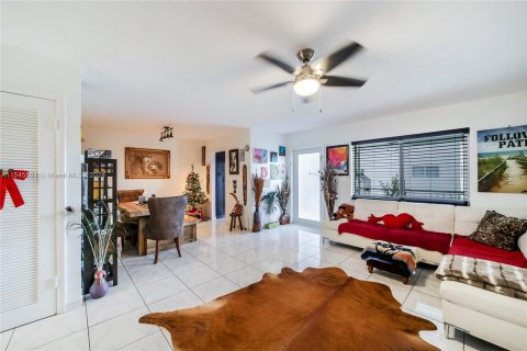 Condominio en venta en Hallandale Beach, Florida, 2 dormitorios, 92.9 m2 № 1049429 - foto 4