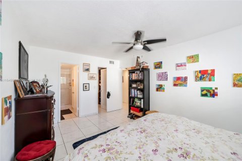 Condominio en venta en Hallandale Beach, Florida, 2 dormitorios, 92.9 m2 № 1049429 - foto 17