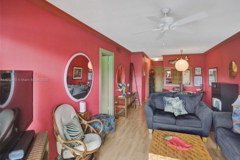 Copropriété à vendre à Hallandale Beach, Floride: 2 chambres, 97.55 m2 № 1045188 - photo 17