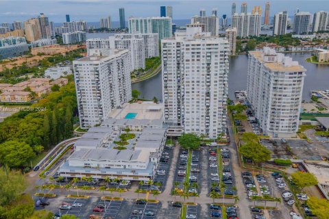 Condo in Aventura, Florida, 2 bedrooms  № 1282871 - photo 1