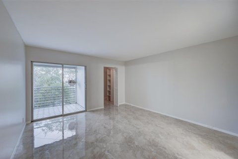 Condo in Coconut Creek, Florida, 2 bedrooms  № 1040974 - photo 6