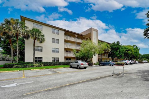 Condo in Coconut Creek, Florida, 2 bedrooms  № 1040974 - photo 1