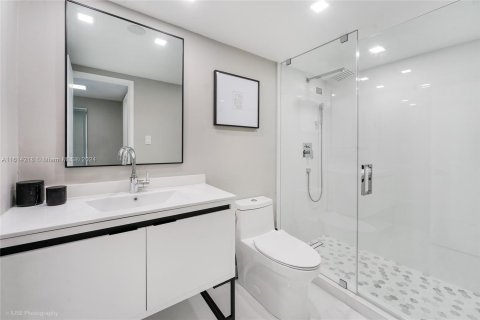 Condo in Miami Beach, Florida, 2 bedrooms  № 1236369 - photo 17