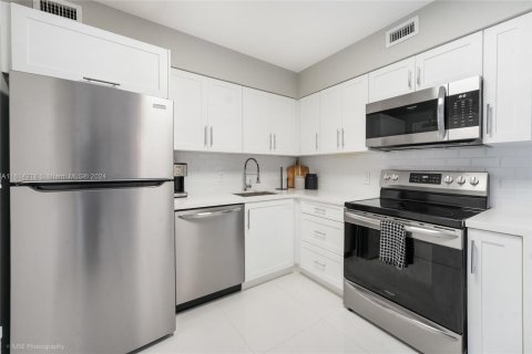 Condo in Miami Beach, Florida, 2 bedrooms  № 1236369 - photo 13