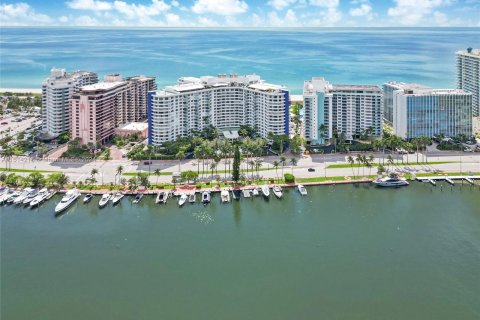 Condo in Miami Beach, Florida, 2 bedrooms  № 1236369 - photo 24