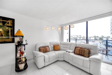 Condo in Hollywood, Florida, 1 bedroom  № 1184734 - photo 23