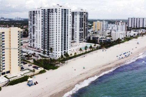 Condo in Hollywood, Florida, 1 bedroom  № 1184734 - photo 1