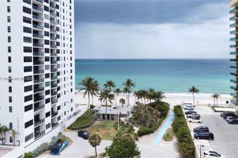 Condominio en venta en Hollywood, Florida, 1 dormitorio, 92.9 m2 № 1184734 - foto 2