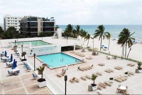 Condo in Hollywood, Florida, 1 bedroom  № 1184734 - photo 15