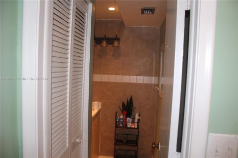 Townhouse in Lauderhill, Florida 3 bedrooms, 145.86 sq.m. № 1269198 - photo 14