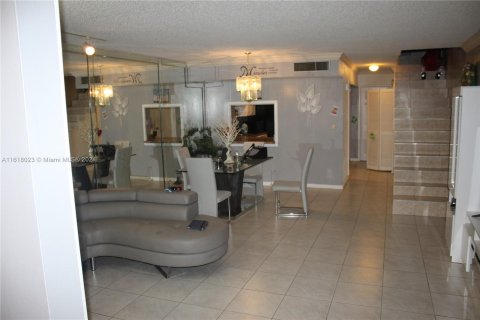 Touwnhouse à vendre à Lauderhill, Floride: 3 chambres, 145.86 m2 № 1269198 - photo 8