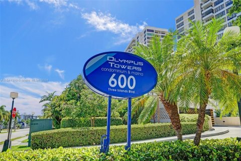 Condo in Hallandale Beach, Florida, 2 bedrooms  № 1035648 - photo 2