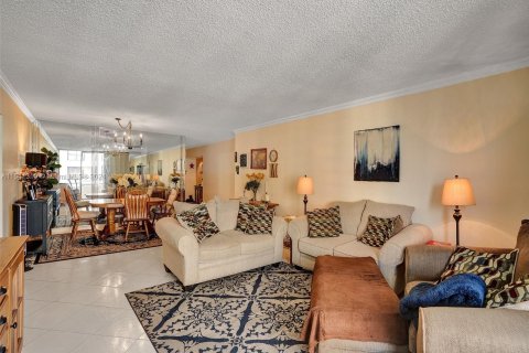 Condominio en venta en Hallandale Beach, Florida, 2 dormitorios, 130.06 m2 № 1035648 - foto 14