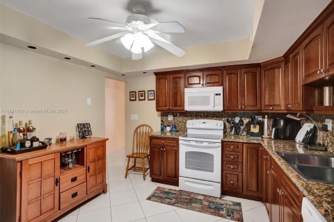 Condominio en venta en Hallandale Beach, Florida, 2 dormitorios, 130.06 m2 № 1035648 - foto 17