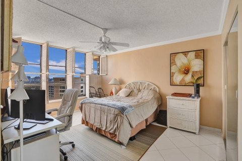 Condo in Hallandale Beach, Florida, 2 bedrooms  № 1035648 - photo 19