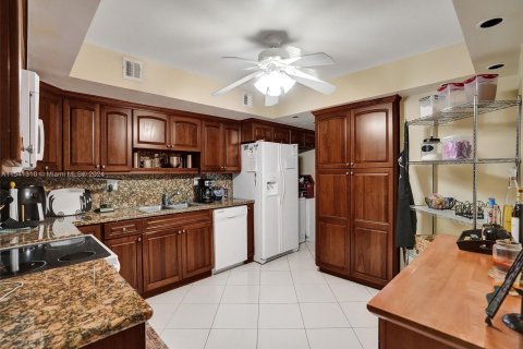 Condo in Hallandale Beach, Florida, 2 bedrooms  № 1035648 - photo 15