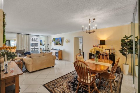 Condo in Hallandale Beach, Florida, 2 bedrooms  № 1035648 - photo 9