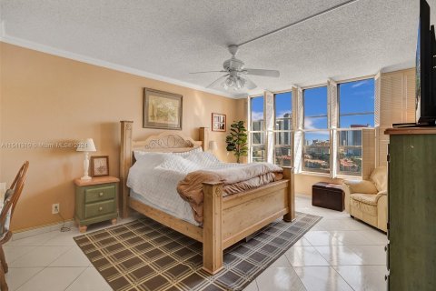 Condo in Hallandale Beach, Florida, 2 bedrooms  № 1035648 - photo 22