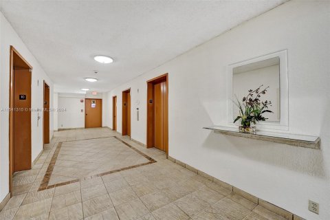 Condo in Hallandale Beach, Florida, 2 bedrooms  № 1035648 - photo 7