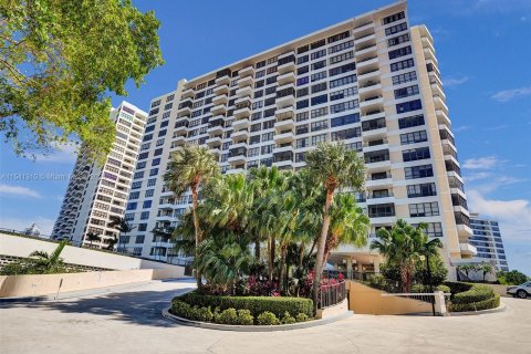 Condo in Hallandale Beach, Florida, 2 bedrooms  № 1035648 - photo 1