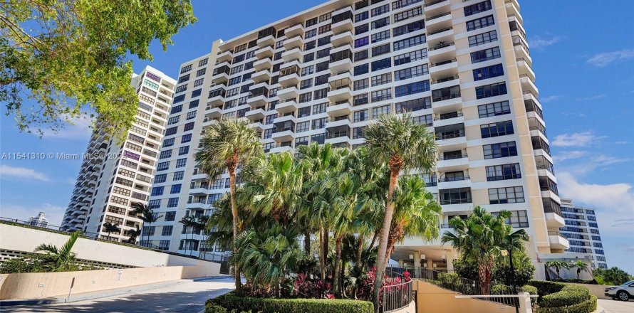 Condo in Hallandale Beach, Florida, 2 bedrooms  № 1035648