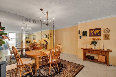 Condo in Hallandale Beach, Florida, 2 bedrooms  № 1035648 - photo 11